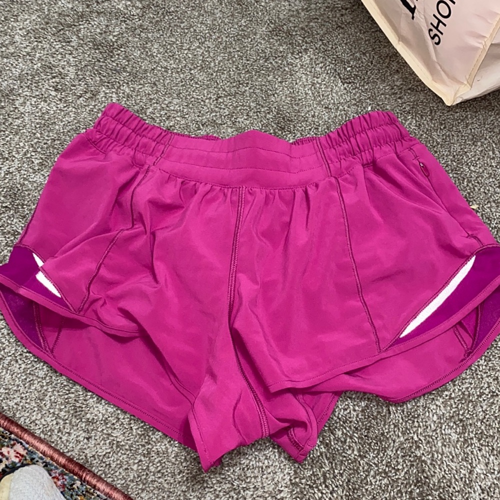 lululemon hotty hot shorts low rise 2.5” size 6